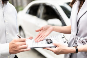 Requisitos de seguro de daños materiales para propietarios de autos en California
